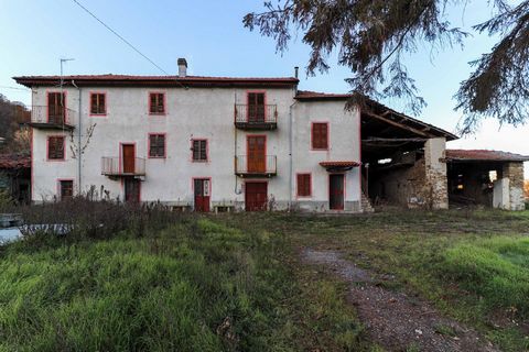 For sale in Melazzo, in the Arzello area a few minutes from the magnificent Acqui Terme, there is a splendid detached house spread over three floors, for a total area of 300 square meters, totally independent with an agricultural land of about 14,000...