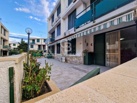 Inside the Reysol complex we offer for sale a lovely semi-independent solution just a few steps from the sea. The property is located on the ground floor, has a large and spacious private terrace and inside it consists of a large and sunny living roo...
