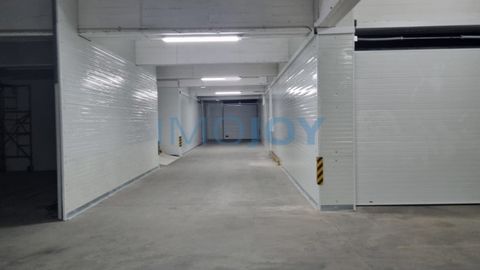 Warehouse with 37m2 in a strategic location in the Parish of Portela in Loures, Lisbon, 600m from the Portela Shopping Center, 3km from Humberto Delgado Airport, 4.7km from the Vasco da Gama Bridge, neighbouring the parishes of Sacavém, Encarnação, P...