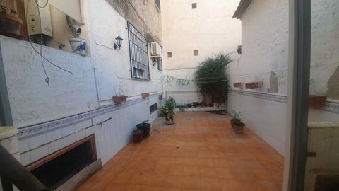 Ground floor apartment for sale in the town of Alcantarilla, located a few minutes walk from the center and next to all services, between the Vistabella and Campoamor neighborhoods. It is a house that needs some conditioning to be able to move into, ...