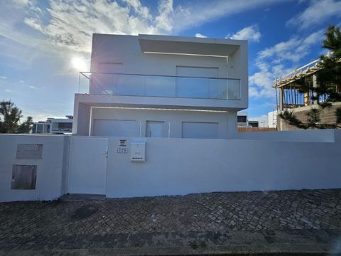 Nieuwe villa ingevoegd in een open condominium van villa's, rustig en midden in de natuur. Een gebied dat wordt gewaardeerd om zijn rust en de nabijheid van alle nieuwe huizen in een rustige woonwijk midden in de natuur. Een gebied dat wordt gewaarde...