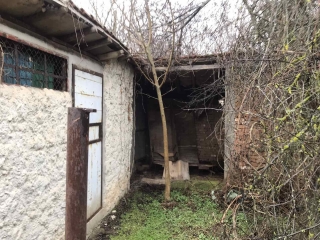 Price: €10.000,00 District: Silistra Category: House Area: 140 sq.m. Location: Countryside The house is in good general order. There are no leeks on the roof. The property is secured and locked. The last pictures are from 01.03.2021. The village is v...