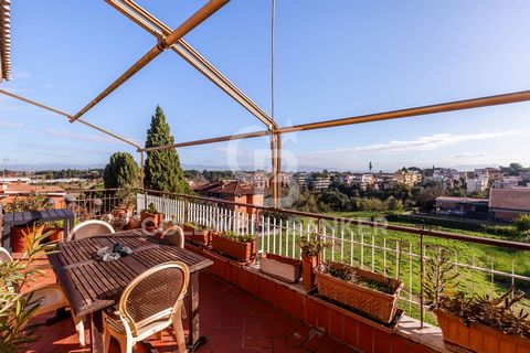 Cassia - and more precisely in Via al Sesto Miglio, in a quiet and private street, we are pleased to offer for sale a delightful penthouse of about 120sqm located on the third floor of an elegant building in the same color with private elevator. The ...