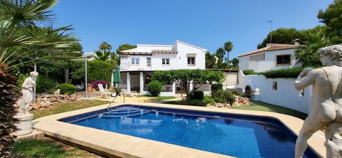 A pretty and traditional style villa, in a quiet location within a small, prestigious residential area of Javea and just a short walk to restaurants, a supermarket and tennis courts. The house is south facing and distributed on two floors. Located on...
