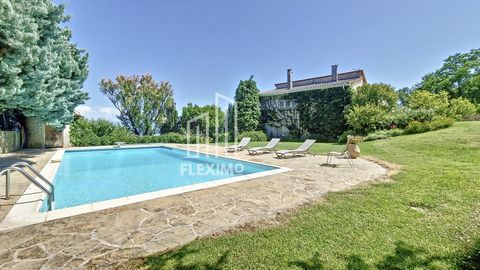 Auf den ruhigen Höhen von Soyons gelegen, bietet dieses Haus mit einer Fläche von ca. 197 m2 ein außergewöhnliches Wohnumfeld mit einem atemberaubenden Panoramablick auf den Vercors und das Drôme-Tal. Das Ende der 70er Jahre erbaute Haus besteht aus ...