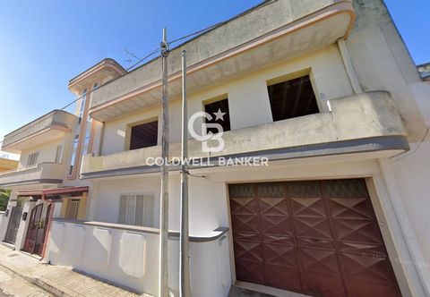 COPERTINO - LECCE - SALENTO In Copertino, a few minutes from the city center, we offer for sale a detached house of approximately 150 sqm located on the 1st floor of a small context with only two residential units. The apartment is to be completed an...