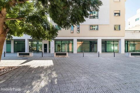 New store for commerce, office or services, with 2 parking spaces, in Queijas. Inserted on the 0th floor of a commercial space composed of 10 stores distributed over two floors, connected by a staircase, both with natural light and with direct access...