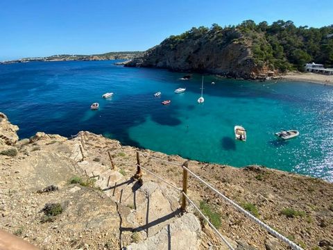 Propriété de luxe à Ibiza avec licence, située sur la côte ouest, en première ligne, avec un accès direct et privé à la mer. Une vue panoramique imprenable sur la mer en fait l'un des meilleurs endroits pour profiter des couchers de soleil les plus f...