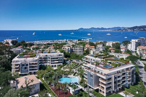 Découvrez cet élégant appartement 4 pièces situé dans l'une des résidences les plus exclusives du Cap d'Antibes, la célèbre Résidence Les Parcs du Cap. Cet appartement, vendu meublé et quasiment neuf, offre des prestations haut de gamme et un cadre d...