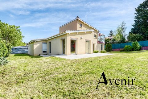 Dans la très belle commune de Sainte-Foy-Lès-Lyon, Avenir Investissement vous propose cette très belle maison de 1970 édifiée sur une belle parcelle de 1007m2. D'une superficie de 216m2, cette belle bâtisse à rénover laissera place à toute votre imag...