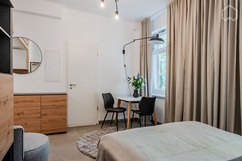 Gesamte Wohnung Brandneue, charmante, voll möblierte Wohnung im idyllischen Grunewald. Willkommen in Ihrem neuen Zuhause! Diese wunderschön möblierte Wohnung bietet eine perfekte Mischung aus modernem Komfort und städtischer Annehmlichkeit und ist da...