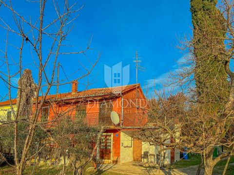 Location: Istarska županija, Buje, Kaštel. Istria, Kastel surroundings Semi-detached Istrian house with 2 apartments and a garden near the Slovenian border for sale. The semi-detached house is 150 m2 in size and consists of 2 apartments. One apartmen...