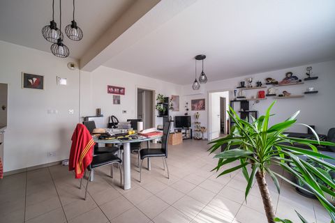 Ce bien vous est proposé par Kévin RUSCH ... ... - EXCLUSIVITÉ - Venez découvrir cet appartement T2 au rez-de-chaussée de 58,37 m² situé 130 avenue Robert Schuman à Mulhouse (68100). La résidence Les Berges du bassin datant de 2014 est aux normes PMR...