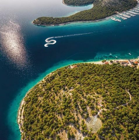 Une villa design moderne au cœur de Rogoznica, à seulement 100 mètres de la mer turquoise et de la plage. Cette luxueuse propriété est entourée d'une variété de cafés, restaurants et boutiques, alliant confort et une touche d'opulence. L'une des prin...