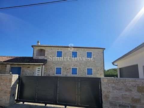 ISTRIA - SVETI LOVREČ For sale is an authentically renovated Istrian stone villa with a swimming pool, located in a quiet Istrian village about 20 minutes' drive from Poreč. This beautifully decorated stone villa consists of a main building, an auxil...