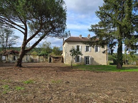 Située dans un charmant village à l'Est de Périgueux, cette maison de caractère de type 4, offre une surface habitable de 105 m², sur 2 niveaux. Le Rdc se compose : hall d'entrée, grande cuisine indépendante, un dégagement mène au jardin et au salon/...