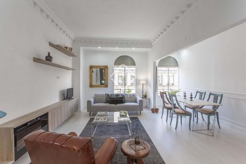 The property is located in a 1940s building, the work of the Valencian architect Joaquín Rieta Síster. The apartment has an area of approximately 172 m² wth a large hall with direct access to the living-dining room, a semi-open kitchen with modern de...