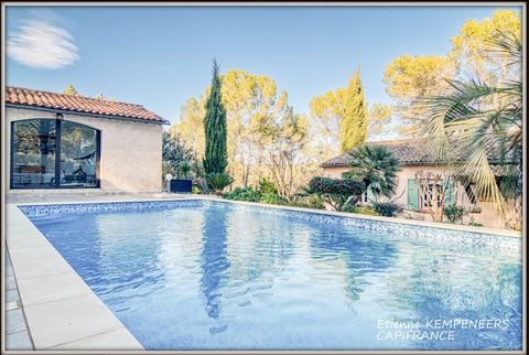 LORGUES. Coup de cur assuré au calme à quelques minutes du centre-ville ! Une grande propriété close de murs dans un superbe parc arboré et paysager en restanques, de plus de 5 000 m² avec piscine. Elle dispose de deux logements indépendants pour une...