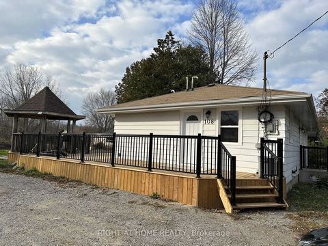 75' x 209' Grundstück, nur wenige Schritte vom Strand Lake Simcoe entfernt, neu renovierter gemütlicher Bungalow, Vinylboden, Topfbeleuchtung in der Küche und Waschraum. Oberlicht im Wohnzimmer. Quarz-Arbeitsplatten in Küche und Waschraum, Glasdusche...