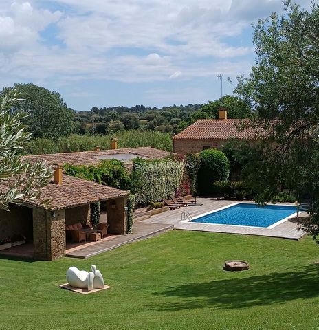 Perfekt renoviertes High-End-Bauernhaus in der Gemeinde Rupià, auf halbem Weg zwischen der zentralen Costa Brava und der Stadt Girona. Das Anwesen verfügt über ein Grundstück von 45 Hektar zwischen Garten, Getreidefeldern und Wäldern und besteht aus ...