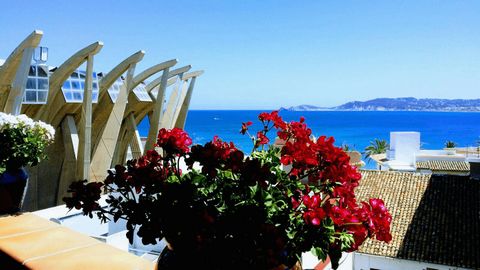 Als u een liefhebber bent van de Costa Blanca en uw droom is altijd geweest om een huis met uitzicht op zee te hebben, dan zult u dol zijn op deze prachtige woning in Terramar Costa Blanca gelegen in de haven van Jávea. Dit pand is niet wat het lijkt...