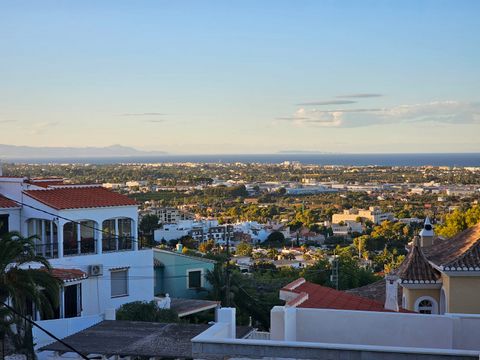 Villa auf einem Grundstück mit herrlichem Panorama Meer-Blick bis nach Cullera und Ibiza sowie über die gesamte Bucht von Denia einschließlich des Yachtclubs. Diese Villa befindet sich in einem Zustand der totalen Renovierung. Die Baugenehmigung für ...