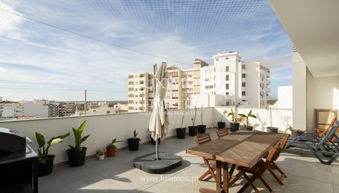 In the center of the beautiful city of Faro , we find this fantastic 4-bedroom penthouse , with large areas full of natural light due to its southern exposure, offering a harmonious combination of comfort and modern elegance. The apartment consists o...