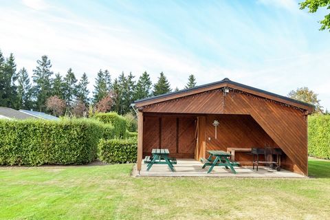 Dieser komfortable Bungalow mit Sauna befindet sich in einer ruhigen Gegend in Büllingen. Mit 3 Schlafzimmern bietet es Platz für eine Familie oder eine Gruppe mit Kindern. Die besondere Lage am See und die natürliche Umgebung machen dieses Ferienhau...