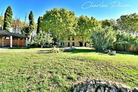 Ne manquez pas cette opportunité de faire l'acquisition dun lieu chargé dhistoire. Venez vite découvrir cette ancienne ferme du XIXe siècle. Elle fut un relais de diligence, un relais de poste, a accueilli un teinturier et moulte agriculteurs. Cette ...