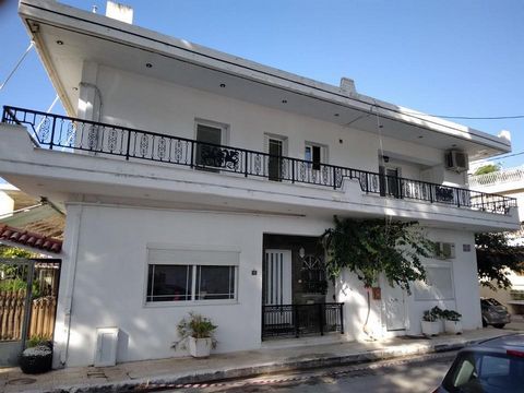 Zu verkaufen Wohnung im 1. Stock von 140 qm. in Loutraki. Die Wohnung ist Teil des privaten Luxusbaus mit eigenem Eingang als Einfamilienhaus. Baujahr 1993. Ohne Zwischenstützen, extrem hohe Festigkeit mit Fundamenten von 3 Etagen.  Die Wohnung beste...