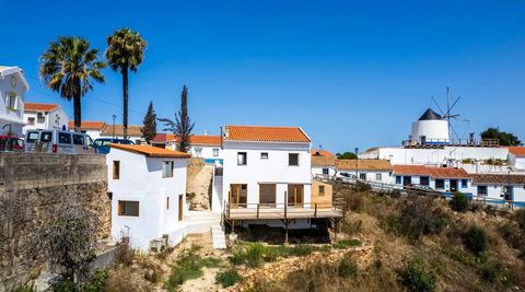 Haus im charmanten Dorf Odeceixe in der Nähe der monumentalen Windmühle. Mit einer Fläche von 2388 m2 Land erstreckt sich eine Villa mit 106 m2 über zwei Etagen mit unabhängigen Eingängen. Die Villa wurde Anfang 2024 renoviert. Im 1. Stock befinden s...