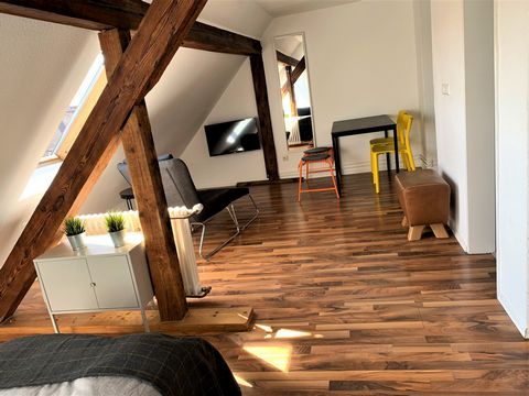 Extravagante Dachgeschosswohnung in zentral gelegenem Jugendstilhaus. Erbaut in Karlsruhes ältestem Stadtteil Mühlburg. SIe ist vollausgestattet. Ein Flat TV kombiniert mit Amazon Fire TV bietet komfortables Entertainment. Das Badezimmer ist neu und ...