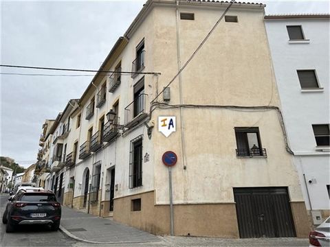 Dieses geräumige Eckreihenhaus mit 5 Schlafzimmern befindet sich in der beliebten Stadt Alcala la Real im Süden der Provinz Jaén in Andalusien, Spanien. Es liegt im historischen Stadtzentrum mit Parkplätzen an der Straße vor und in der Seitenstraße. ...