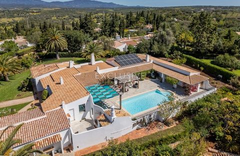 Bungalow-Stil Eigentum in einer ruhigen Urbanisation in der Nähe von Alvor. Diese Eigenschaft ist ein charmantes einstöckiges Haus mit allen Annehmlichkeiten, im Jahr 2022 renoviert. Vom Haupteingang führt die geräumige Halle nach vorne zum Wohnberei...