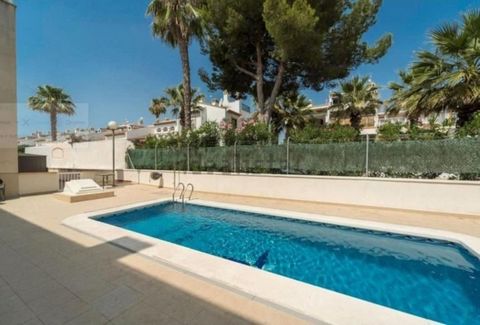 ✨ Hoek halfvrijstaande villa in Torrevieja! ~~Spectaculaire hoek halfvrijstaande villa te koop met 3 slaapkamers, 2 badkamers en toilet. Het heeft een keuken-woonkamer, een groot solarium, een voor- en zijtuin en een grote berging. Het huis, zeer lic...