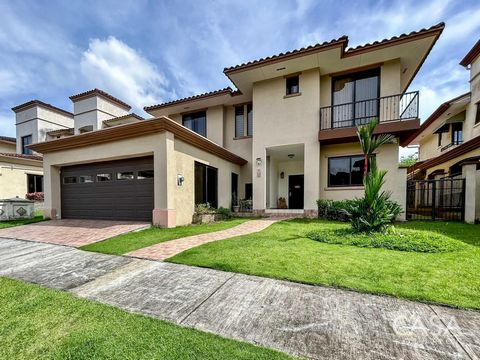 Esta casa construida a medida está ubicada en Embassy Club, Clayton, una de las comunidades residenciales más prestigiosas de la Ciudad de Panamá en la antigua Zona del Canal. La propiedad se encuentra en un lote plano de 676 metros cuadrados dentro ...