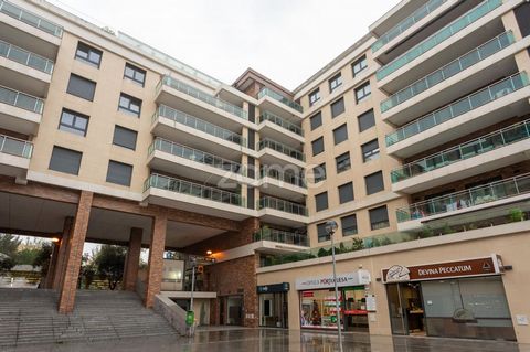 Identificação do imóvel: ZMPT570968 Magnificent 3 bedroom flat with garage box for 2 cars and 1 parking space, ready to move into, with excellent areas and lots of natural light, located in the ‘Odivelas Plaza’ condominium. Very well located and serv...