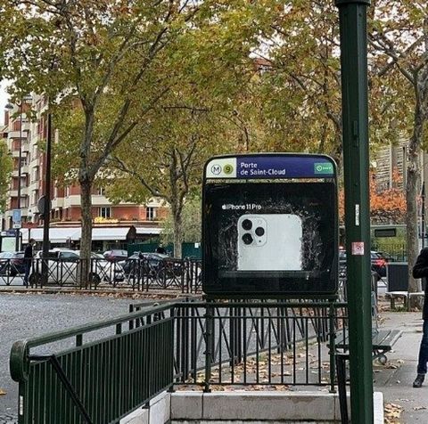 Pour cause de double activité, un très beau RESTAURANT d'ANGLE, entièrement rénové, avec TERRASSE, au coeur de la PORTE de SAINT CLOUD et proche du PARC des PRINCES Surface : 50 m² Salle : 30 couverts Vitrine d'ANGLE : 12 ml TERRASSE permanente : 24 ...