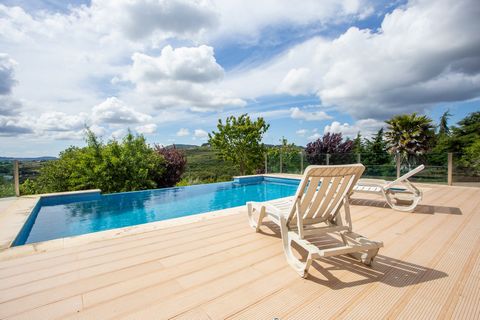 Wij presenteren u deze fantastische villa met overloopzwembad, fruitbomen en biologische teelt, op 30 minuten van Lissabon, in Sobral de Monte Agraço. Met stedelijk en rustiek kadaster heeft deze villa een inplantingsoppervlakte van 201,15m2, een bru...