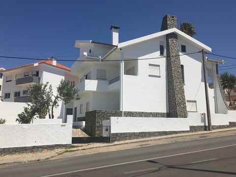 Kommen Sie und sehen Sie sich diese fantastische Zweifamilienvilla mit 2 unabhängigen Eingängen in Charneca da Caparica an, mit hervorragender Sonneneinstrahlung und Blick auf das Meer und die Berge von Sintra. Doppelt verglaste Dreh-Kipp-Fenster. Ne...