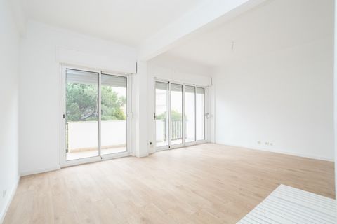 Willkommen auf der Cascais-Linie, genauer gesagt in Estoril. Wir präsentieren Ihnen diese wunderschöne 2-Zimmer-Wohnung mit 122m2, mit Balkonen und großen Fenstern, die eine hervorragende Sonneneinstrahlung und einen hellen und umfassenden Blick geni...