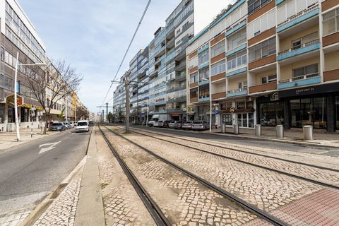 Willkommen in Cacilhas, in Almada, wo wir 8 Immobilien mit 2 Schlafzimmern und einer Fläche von 70m2 vorstellen werden. Gebäude in horizontalem Grundstück, in gutem Zustand, bestehend aus 4 Etagen, in einem Gebäude ohne Aufzug. Derzeit ist der einzig...