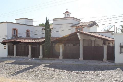 Hermosa residencia ubicado en la mejor zona y más exclusiva de Juriquilla, “Villas del Mesón”, La propiedad goza de una excelente ubicación con un inmejorable frente con hermosa calle Adoquinada y con hermoso Jardín con vista y colindancia al green d...