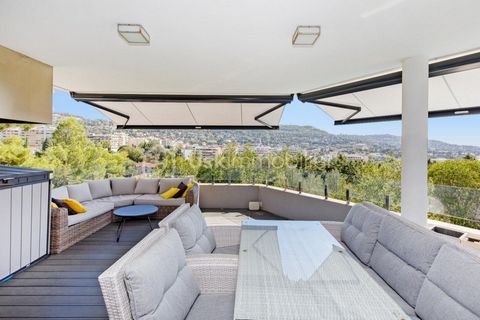 LE CANNET - VUE MER et COLLINES de CANNES, appartement de type DUPLEX 6P au sein d'une VILLA d'architecte de 2017. Au PREMIER niveau, espace de vie de 62m2 avec sa cuisine ouverte sur le séjour et une TERRASSE de 25m2 exposée SUD. 2 Chambres EN SUITE...