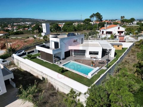 This exceptional modern design villa is the perfect combination of elegance, comfort, and serenity. Nestled in a quiet, prime location on the outskirts of Nadadouro, this home offers views of the nearby lagoon, providing a peaceful escape just 5 kilo...