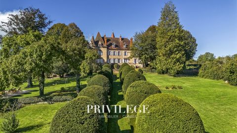 De style néo-roman, ce château a été érigé dans la seconde moitié du XIXe siècle, en plein cœur de l'Auvergne, à seulement 40 minutes de Vichy et de Clermont-Ferrand. Avec plus de 530 m2 de surface habitable, ce château a été soigneusement rénové afi...