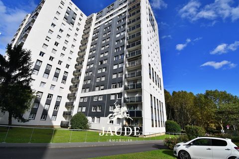 L'agence JAUDE Immobilier vous propose ce F3 de 71m2 avec BALCON et Parking -Idéalement situé à Clermont Ferrand limite Chamalières - Quartier GALAXIE -BEAULIEU. L’appartement au 4ème étage avec ascenseur bénéficie d’une double exposition Une spacieu...