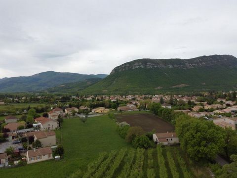 Dans un environnement calme Sur la commune de LARAGNE MONTEGLIN, j'ai en charge , la vente de plusieurs terrains dont ce terrain de 401 M² au prix de 60000 euros, honoraires charges acquéreur de 3600 euros, dans un lotissement fermé et sécurisé, comp...