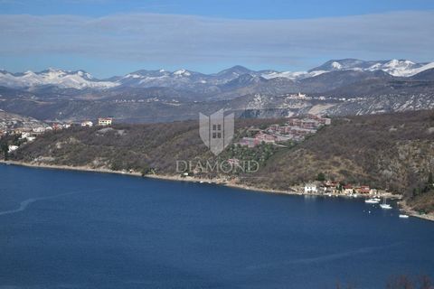 Location: Primorsko-goranska županija, Kraljevica, Kraljevica. Il terreno con destinazione T2, situato proprio sul mare, copre una superficie di 8082 metri quadrati ed è ideale per lo sviluppo di un complesso turistico. Secondo la sua designazione T2...