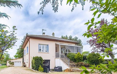 Rénovation réussie pour cette maison des années 60 dans un quartier tranquille. Au sous-sol réaménagé avec goût, se trouve un belle de pièce de vie avec kitchinette lumineuse grâce à ses deux ouvertures traversantes, donnant chacune sur une terrasse,...